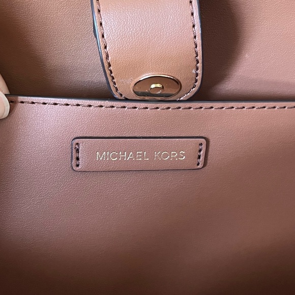 🌼Michael Kors Purse with iPad case - Picture 11 of 13